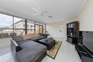 TuggeranongTuggeranong Short Stay #11的带沙发和大窗户的客厅