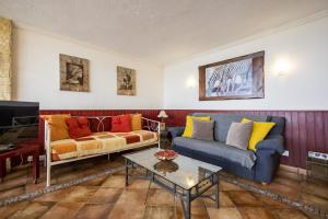 洛斯雷亚莱霍斯Bonito y acogedor apartamento con terraza的客厅配有两张沙发和一张咖啡桌