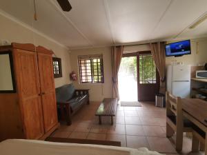 干斯拜Tourist Lodge Gansbaai的客厅配有沙发和桌子