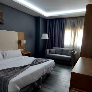 阿尔及尔El Ghanami Hotel的酒店客房,配有床和沙发