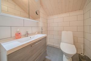 列维Levillas Koutakaari 2B的一间带卫生间和水槽的浴室