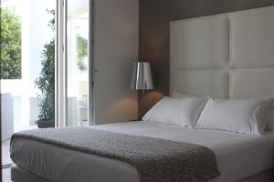 莫尔费塔Soglow Business Class Hotel的卧室配有一张大白色床和窗户