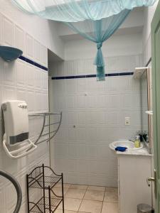 滨海巴纽尔斯LES PIEDS DAND L'EAU的一间带水槽和玻璃淋浴的浴室