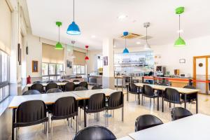 马拉加艾尔贝格因涂文玛拉盖酒店的食堂里带桌椅的教室
