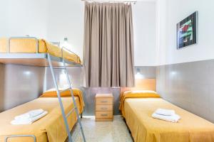 马拉加艾尔贝格因涂文玛拉盖酒店的一间卧室设有两张双层床和一扇窗户。
