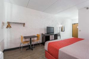 桥景镇布里奇维尤6号汽车旅馆的酒店客房配有一张床和一张书桌及一台电视