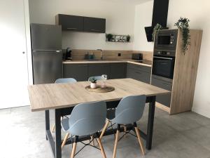 Bourg-Saint-ChristopheVimachlea的厨房配有木桌和四把椅子