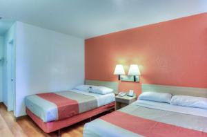 泰格德波特兰南6号汽车旅馆 - 奥斯威戈湖 - 提加的汽车旅馆客房 - 带2张带橙色墙壁的床
