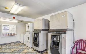 梅德福梅德福北6号汽车旅馆的一间配备了冰箱和电器的厨房