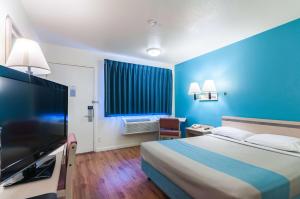 格林里弗格林里弗6号汽车旅馆的配有一张床和一台平面电视的酒店客房