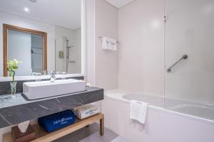莫尼兹港自然水马德拉酒店的白色的浴室设有水槽和浴缸。