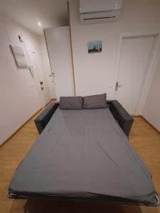 马德里Apartamento Manuel Becerra的一张大床,位于带两个门的房间