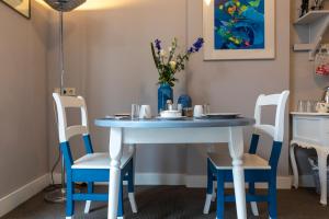 马斯特里赫特Guesthouse Thoez的一张带椅子的蓝色桌子和一个花瓶