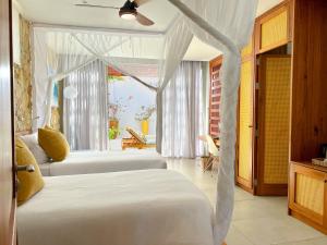 维兰库卢什巴伊亚玛尔精品酒店的一间卧室设有两张床和窗户。