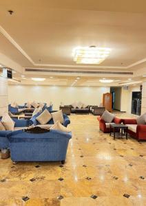 麦加Al Tayseer Towers Tuwa Hotel فندق ابراج التيسير طوى的大型客房设有沙发和沙发。