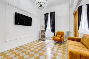罗马NEW!! SPAGNA Suite - Your Italian Holidays的客厅配有沙发和椅子