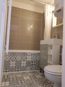圣热尔韦莱班Appartement Saint Gervais les Bains piscine et vue imprenable Mont Blanc的一间带卫生间的浴室,铺有瓷砖地板。