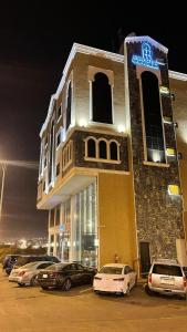 艾卜哈فندق ايديا的停车场内有车辆的建筑物