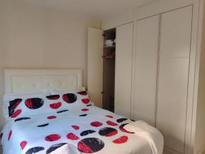 阿尔卡拉德荷那利斯Casa Jaime的卧室配有白色的床铺,上面有红色的鲜花