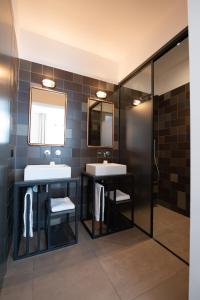 莱顿德奥德摩尔斯精品酒店的浴室设有2个水槽和2面镜子