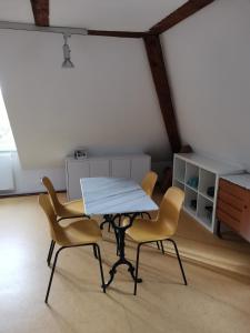 卡塞尔Dachstudio Herkulesblick的一张桌子和两张椅子
