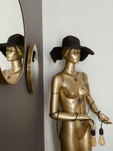 尚贝里L'Appart d'Hugo的戴帽子和镜子的女人雕像