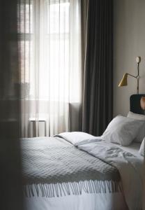哥本哈根Apartments by Brøchner Hotels的一间卧室设有一张床和一个窗口