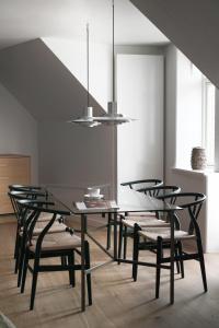 哥本哈根Apartments by Brøchner Hotels的一间带桌椅的用餐室