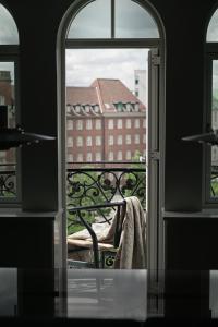 哥本哈根Apartments by Brøchner Hotels的享有大楼景致的开放式窗户
