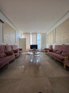 阿可贺巴شاليه كادي cady resort的带沙发、桌子和电视的客厅