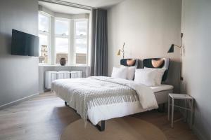 哥本哈根Apartments by Brøchner Hotels的卧室设有一张白色大床和一扇窗户。