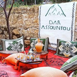 代姆纳特Dar assounfou的一张桌子,上面有眼镜和标牌,上面写着酒吧庇护