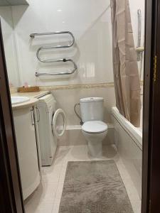 塔什干4-room apartment in the center of Tashkent的白色的浴室设有卫生间和水槽。