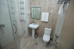 第比利斯History Hotel Tbilisi的浴室配有卫生间、盥洗盆和淋浴。