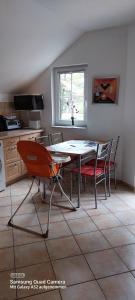 韦尔德Ferienwohnung Blütenstadt Werder-Havel的一间厨房,里面配有桌椅