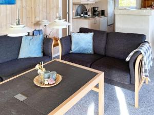 耶鲁普6 person holiday home in Jerup的客厅配有沙发和桌子