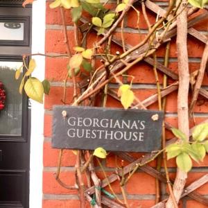 伦敦Georgiana's Guesthouse的砖楼边的标志