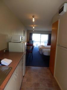 皇后镇瓦卡蒂普湖景公寓的酒店客房设有厨房和卧室