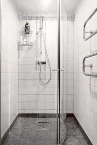 哥德堡5:ans住宿加早餐酒店的浴室里设有玻璃门淋浴