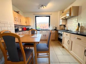 格拉斯哥Anniesland Glasgow 1bd Flat - Free Parking的厨房配有木桌和椅子