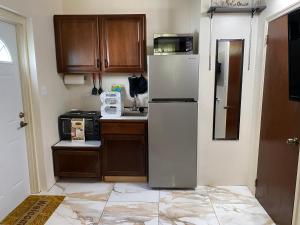 罗得城More Than Beauty Properties的厨房配有白色冰箱和木制橱柜。