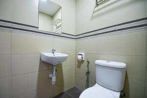 吉隆坡Meta Hotel的一间带卫生间和水槽的浴室