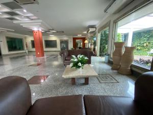 波多韦柳AQUARIUS HOTEL的大堂配有沙发和鲜花桌