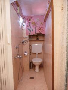 卡尔派尼西翁Η Φωλιτσα的浴室设有墙上鲜花的卫生间。