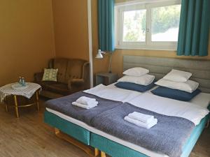 米迪格兹欧兰斯卡酒店的卧室配有床、椅子和窗户。