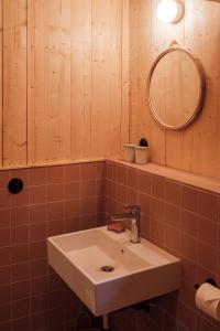 La Couture-BousseyYouza ecolodge的一间带水槽和镜子的浴室