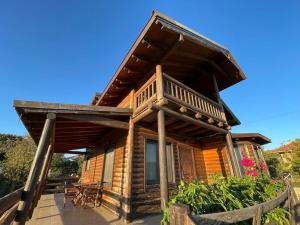 Chalet Klimatia - Όμορφη ξύλινη μεζονέτα με τζάκι的小木屋设有门廊和甲板