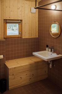 La Couture-BousseyYouza ecolodge的一间带水槽和木制浴缸的浴室