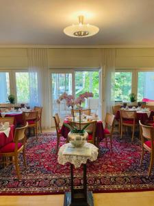 纽伦堡沃斯汀设计精品酒店的一间带桌椅和花瓶的餐厅