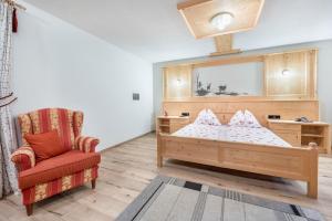 卡迪皮特拉Alpen Living - 2 Stock的儿童卧室配有一张床和一把椅子